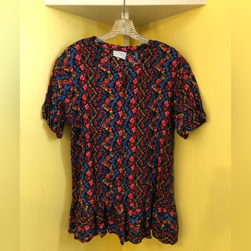 Vintage Stefano World Wide floral tunic. Short sleeves.
